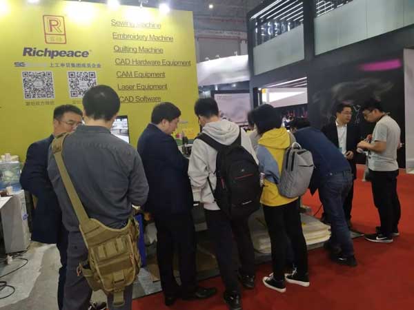 　  如果没有把握让客户增值  就果断的放弃订单  　　——Richpeace上工富怡          接下来由小编详细为您介绍富怡大幅面激光裁床    富怡大幅面激光裁床.jpg         1.大幅面自动送料系统满足整匹布料的下料、加工，为企业提高生产效率  　　2.恒定光路设计确保大幅面切割时各个位置光路输出一致, 加工效果一致  　　3.机体分体式设计，方便装运  　　4.直线导轨XY向运动  　　5.软件直接与AutoCAD，CorelDraw，富怡服装CAD 无缝对接， 实现雕刻图形直接