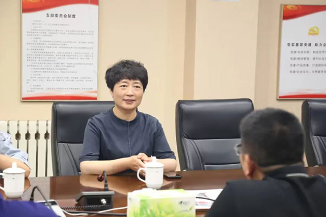宝坻区总工会领导深入基层，为企业职工送关怀！